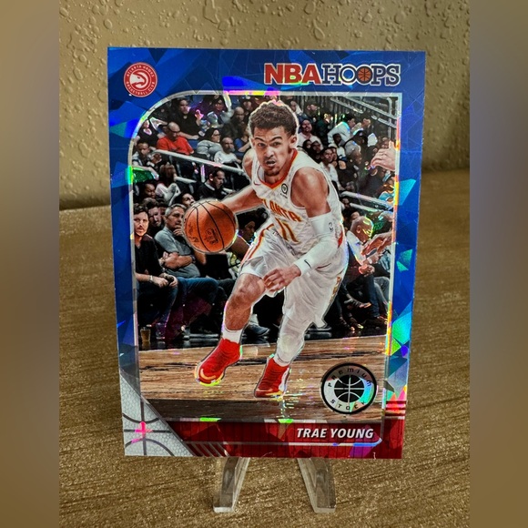 2019-20 Panini NBA Hoops Premium Stock - Trae Young #1‎ Blue Cracked Ice Prizm - Picture 1 of 2